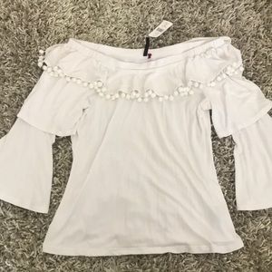 Off the shoulder ruffle sleeve white pom-pom